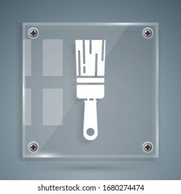 Icono de pincel blanco aislado en fondo gris. Paneles de vidrio cuadrado. Ilustración vectorial