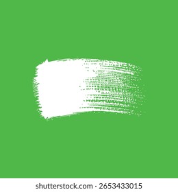 Trazo de pincel de pintura blanco con bordes texturizados sobre fondo verde sólido para diseño creativo