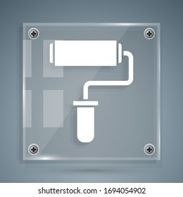Icono de pincel de rodillo blanco aislado en fondo gris. Paneles de vidrio cuadrado. Ilustración vectorial