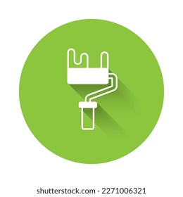 Icono de pincel de rodillo blanco aislado con fondo de sombra largo. Botón Círculo verde. Vector