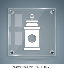 Icono blanco de la lata del aerosol de la pintura aislado en fondo gris. Paneles de vidrio cuadrados. Ilustración vectorial
