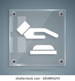 Weißes Palmdruckerkennungssymbol einzeln auf grauem Hintergrund. Biometrischer Handscan. Fingerabdruck-Identifikation. Systemerkennung und -überprüfung. Viereckige Glasplatten. Vektorgrafik