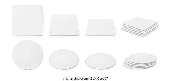 Baterías de papel blanco para jarra de cerveza en la parte superior y lateral. Las formas cuadradas y redondeadas beermat stack. Bierdeckel para taza o tanques. Las esteras de cartón en blanco son diferentes formas realistas de mockup vectorial 3d.