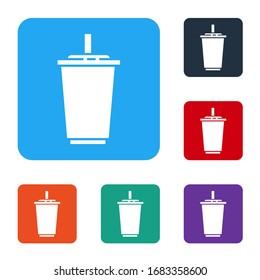 Glas aus Weißbuch mit Trinkstrohhalm und Wassersymbol einzeln auf weißem Hintergrund. Limonade Glas trinken. Frisches Kaltgetränk Symbol. Die Symbole werden in den Tasten für das Farbquadrat eingestellt. Vektorillustration-Illustration