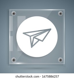 Icono de plano de papel blanco aislado en fondo gris. Icono de avión de papel. Concepto de Messenger. Paneles de vidrio cuadrado.  Ilustración vectorial