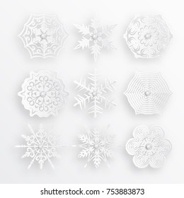 Copos de nieve de papel blanco con sombra. Cortar los copos de nieve de papel. colección de Plantilla de Vector para el diseño. Hermosos copos de nieve con una piedra preciosa en el centro.