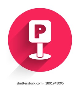 Icono de estacionamiento blanco aislado con una sombra larga. Señal de calle. Botón de círculo rojo. Ilustración vectorial
