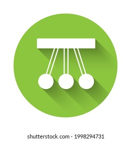 Icono del Péndulo Blanco aislado con fondo de sombra largo. Cuna de Newton. Botón Círculo verde. Vector