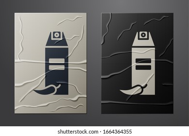 Icono de spray de Pepper blanco aislado sobre fondo de papel. Gas OC. aerosol de autodefensa de Capsicum. Estilo de arte de papel. Ilustración vectorial