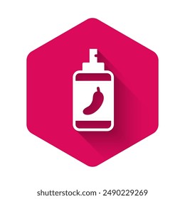 Icono de spray de pimienta blanca aislado con sombra larga. Gas OC. Capsicum aerosol de autodefensa. Botón hexagonal rosa. Vector