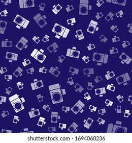 Icono de la cámara fotográfica blanca aislado en fondo azul. Icono de cámara fotográfica. Ilustración vectorial