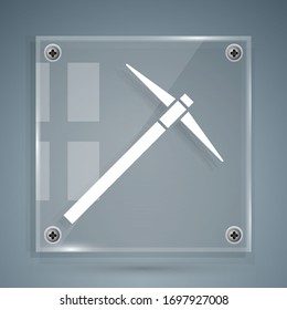 Icono de Pickaxe blanco aislado en fondo gris. Paneles de vidrio cuadrado. Ilustración vectorial