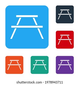 Tabla de picnic blanco con bancos a ambos lados del icono de la mesa aislados en fondo blanco. Establezca iconos en los botones cuadrados de color. Vector