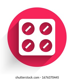 Píldoras blancas en el icono del blíster aislado con una sombra larga. Paquete medico para comprimidos, vitamina, antibiótico, aspirina. Botón de círculo rojo.  Ilustración vectorial