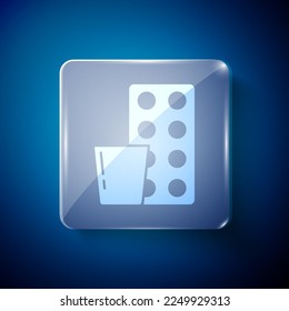 Píldoras blancas en el icono de la caja de blíster aislado en el fondo azul. Paquete medicamentoso para comprimidos, vitamina, antibiótico, aspirina. Paneles de vidrio cuadrado. Vector