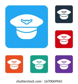 Icono de sombrero blanco piloto aislado en fondo blanco. Establecer iconos en botones cuadrados de color. Ilustración vectorial