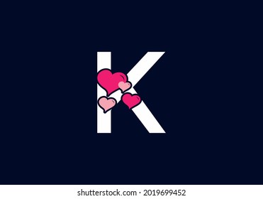 Color rosa blanco de la letra inicial K con diseño de símbolo de amor