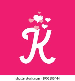 Letra blanca rosa K inicial con diseño vectorial valentino de signo de amor