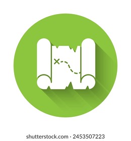 Icono blanco del mapa del tesoro del pirata aislado con sombra larga. Botón círculo verde. Vector