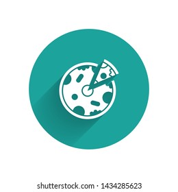 White Pizza icon isolated with long shadow. Fast food menu. Green circle button. Vector Illustration