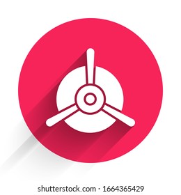Icono de hélice del plano blanco aislado con una sombra larga. Hélice de avión vintage. Botón de círculo rojo. Ilustración vectorial