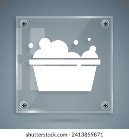 Cuenca de plástico blanco con icono de suds de jabón aislado en fondo gris. Tazón con agua. Lavado de ropa, equipo de limpieza. Paneles de vidrio cuadrado. Vector
