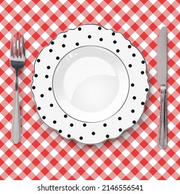 Weißer Teller mit gediegenen Kanten und Polka-Dot-Muster auf Rot prüfen klassische nahtlose Tischdecken. Nahaufnahme von oben.