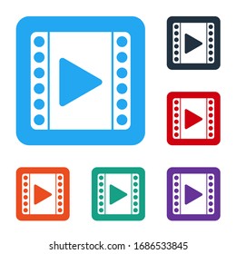 Icono de Reproducción en blanco aislado en fondo blanco. Signo de tira de película. Establecer iconos en botones cuadrados de color. Ilustración vectorial