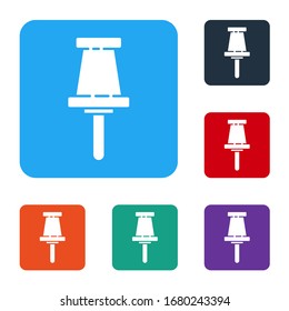 Icono de empuje blanco aislado en fondo blanco. Signo de Thumbtacks. Establecer iconos en botones cuadrados de color. Ilustración vectorial
