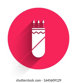 Un símbolo blanco con flechas aisladas con una gran sombra. Botón de círculo rojo.  Ilustración vectorial