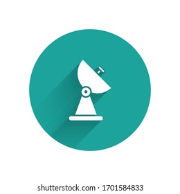 Icono del Radar Blanco aislado con una sombra larga. Sistema de búsqueda. Signo satelital. Botón de círculo verde. Ilustración vectorial