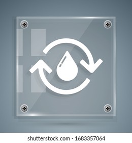 Blanco Reciclar limpie icono acuático aislado en fondo gris. Gota de agua con reciclaje de letreros. Paneles de vidrio cuadrado. Ilustración vectorial