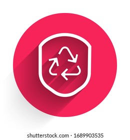 Símbolo de reciclaje blanco icono interior del escudo aislado con una sombra larga. Signo de protección ecológica. Botón de círculo rojo. Ilustración vectorial