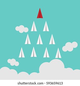 Aviões de papel branco e vermelho voando no céu azul. Liderança, sucesso, trabalho em equipe, gestão, chefe, motivação e conceito de negócios.