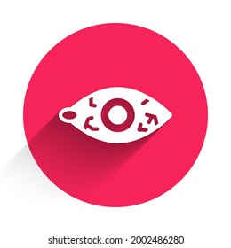 Weißes rotes Auge aufgrund einer viralen, bakteriellen oder allergischen Konjunktivitis Symbol einzeln auf langen Schatten. Roter Kreis-Knopf. Vektorgrafik