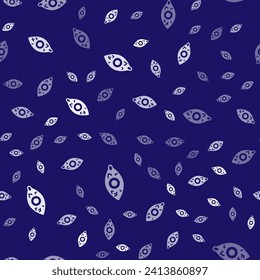 Ojo rojizo blanco debido a un icono de conjuntivitis viral, bacteriana o alérgica aislado en un patrón sin fisuras sobre fondo azul.  Vector