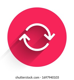 Icono de Refrescamiento blanco aislado con sombra larga. Volver a cargar símbolo. Las flechas de rotación en un signo circular. Botón de círculo rojo. Ilustración vectorial
