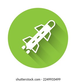 Icono del cohete blanco aislado con una sombra larga. Botón Círculo verde. Vector