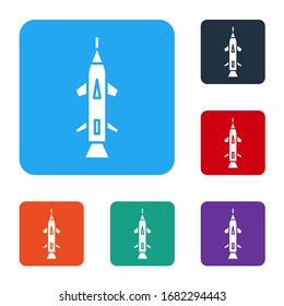 Icono del cohete blanco aislado en fondo blanco. Establecer iconos en botones cuadrados de color. Ilustración vectorial