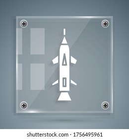 Icono del cohete blanco aislado en fondo gris. Paneles de vidrio cuadrado. Ilustración vectorial