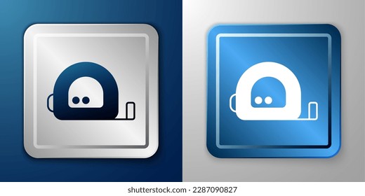 Weiße Roulette-Bausymbol einzeln auf blauem und grauem Hintergrund. Symbol für Bandmaß. Silber und blauer Quadrat-Button. Vektorgrafik