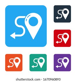 Icono de ubicación de la Ruta blanca aislado en fondo blanco. Asignar signo de puntero. Concepto de camino o camino. Navegador GPS. Establecer iconos en botones cuadrados de color. Ilustración vectorial