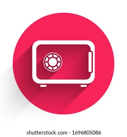 Icono de White Safe aislado con una sombra larga. La puerta protege una bóveda de banco con una cerradura combinada. Protección de datos confiable. Botón de círculo rojo. Ilustración vectorial