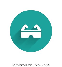 Icono de gafas de seguridad blanco aislado con sombra larga. Botón de círculo verde. Vector