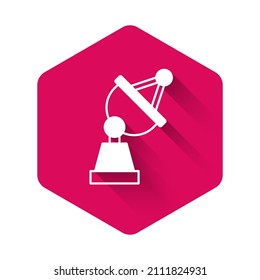 Weiße Satellitenschüssel Symbol einzeln auf langem Hintergrund. Radioantenne, Astronomie und Weltraumforschung. Rosa Hexagon-Taste. Vektorgrafik