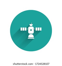 Icono del satélite blanco aislado con una sombra larga. Botón Círculo verde. Ilustración vectorial