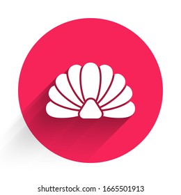 Icono de la concha de mar de vieiras blancas aislado con una sombra larga. Botón Seashell de círculo.Rojo de círculo. Ilustración vectorial
