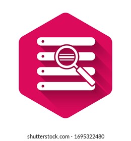Weiße Suche in einem Browser-Fenster Symbol einzeln auf langen Schatten. Rosa Hexagon-Taste. Vektorillustration-Illustration