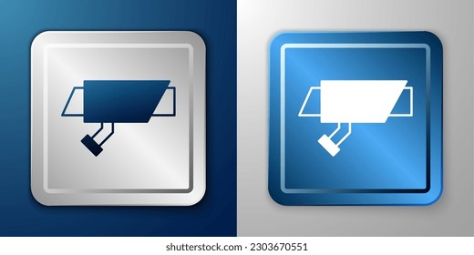 Symbol der weißen Sicherheitskamera einzeln auf blauem und grauem Hintergrund. Silber und blauer Quadrat-Button. Vektorgrafik