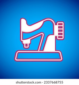 Icono de la máquina de coser blanca aislado en fondo azul.  Vector